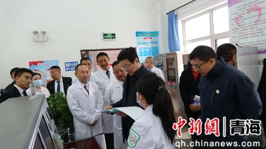 图为调研组听取相关工作汇报。北援青供图 图为调研组听取相关工作汇报。北援青供图
