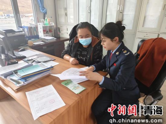 图为“税费管家”上门开展面对面政策辅导。赵苹 摄 图为“税费管家”上门开展面对面政策辅导。赵苹 摄