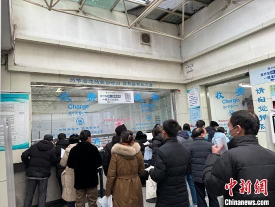 图为西宁市民众排队进行结算。中新网记者 孙睿 摄 图为西宁市民众排队进行结算。中新网记者 孙睿 摄