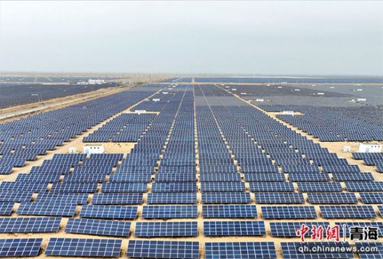 资料图为青海省海南州共和县塔拉滩光伏产业园。 祁增蓓摄 资料图为青海省海南州共和县塔拉滩光伏产业园。 祁增蓓摄