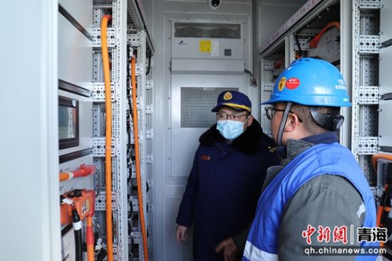资料图为消防监督检查人员深入新能源企业开展消防安全指导服务。 杨龙建摄 资料图为消防监督检查人员深入新能源企业开展消防安全指导服务。 杨龙建摄