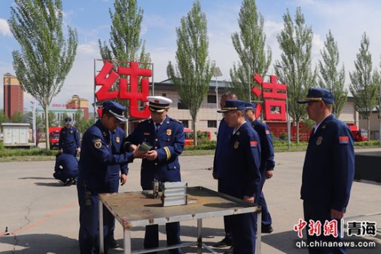 资料图为青海省消防救援总队主官带队观摩新能源电池穿刺试验。 杨龙建摄 资料图为青海省消防救援总队主官带队观摩新能源电池穿刺试验。 杨龙建摄