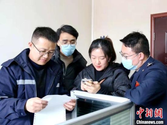 资料图为出口企业服务小分队“手把手”教操作。 段歆 摄 资料图为出口企业服务小分队“手把手”教操作。 段歆 摄