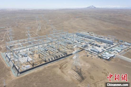 图为位于青海省海南州塔拉滩的红旗750千伏输变电工程施工现场。董庆芳 摄 图为位于青海省海南州塔拉滩的红旗750千伏输变电工程施工现场。董庆芳 摄