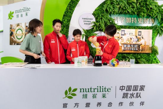全红婵、陈芋汐、王宗源现场制作营养早餐。 全红婵、陈芋汐、王宗源现场制作营养早餐。