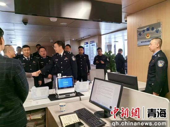 图为揭牌仪式结束后,与会人员参观警企服务站窗口。 董永霞摄 图为揭牌仪式结束后,与会人员参观警企服务站窗口。 董永霞摄