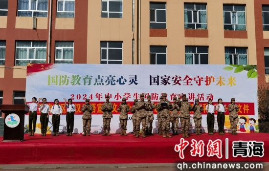 图为宣讲队在大通县第七中学进行国防教育宣传。 邓革虎摄 图为宣讲队在大通县第七中学进行国防教育宣传。 邓革虎摄