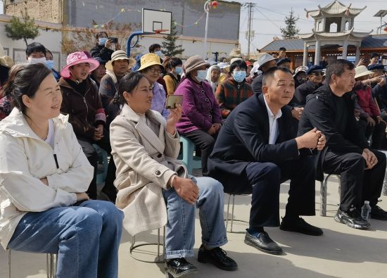 图为宣讲队的政策宣讲吸引许多村民围观。 邓革虎摄 图为宣讲队的政策宣讲吸引许多村民围观。 邓革虎摄