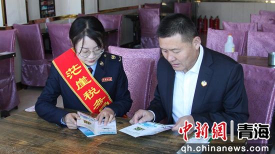 图为2024年4月3日,税费管家赴茫崖好好早点开展税费宣传。 张子一 摄 图为2024年4月3日,税费管家赴茫崖好好早点开展税费宣传。 张子一 摄