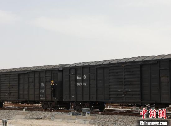 图为4月13日,青藏高原最大编组站——格尔木南站内,调车组人员正在进行推峰作业。李生燕 摄 图为4月13日,青藏高原最大编组站——格尔木南站内,调车组人员正在进行推峰作业。李生燕 摄