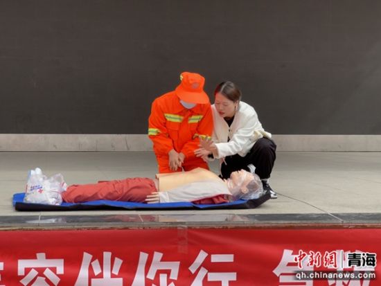 图为环卫工作者在授课老师指导下进行实操练习。祁绣娟 摄 图为环卫工作者在授课老师指导下进行实操练习。祁绣娟 摄