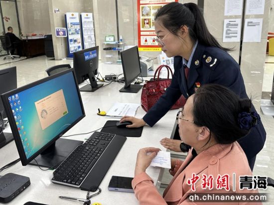 图为税务干部辅导纳税人网上申报。许翔 摄 图为税务干部辅导纳税人网上申报。许翔 摄