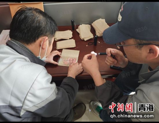 图为工作人员进行检查。 中行宣 供图 图为工作人员进行检查。 中行宣 供图