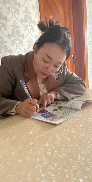 图为化隆县黄河中学老师童岭岭。西宁爱尔 供图 图为化隆县黄河中学老师童岭岭。西宁爱尔 供图