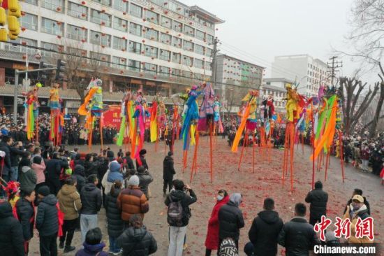 2月21日,在青海省西宁市湟中区参加社火巡演的高跷。 马铭言 摄 2月21日,在青海省西宁市湟中区参加社火巡演的高跷。 马铭言 摄