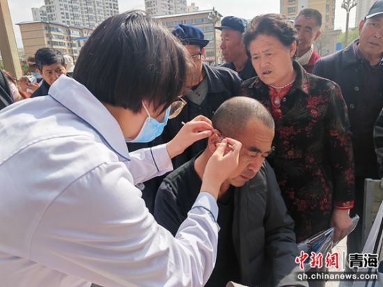 图为医护人员为民众义诊。严京慧 摄 图为医护人员为民众义诊。严京慧 摄