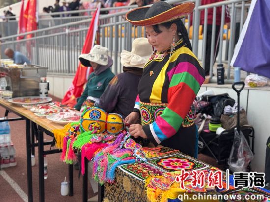 图片青绣艺术品进行展示和销售。孙睿 摄