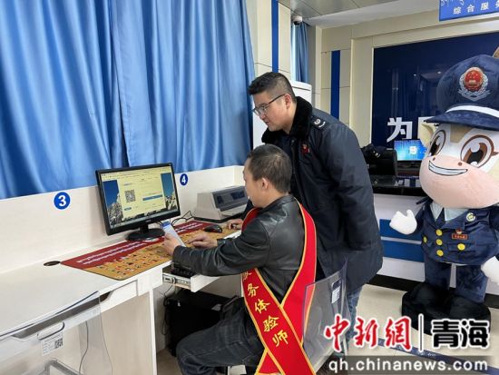 图为曲麻莱县税务局开展税费服务体验师活动。 卓玛拉措 摄 图为曲麻莱县税务局开展税费服务体验师活动。 卓玛拉措 摄