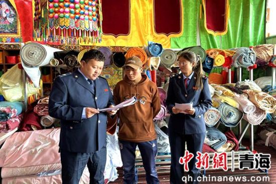 图为税务干部深入企业宣传税费优惠政策。 贺精通 摄 图为税务干部深入企业宣传税费优惠政策。 贺精通 摄