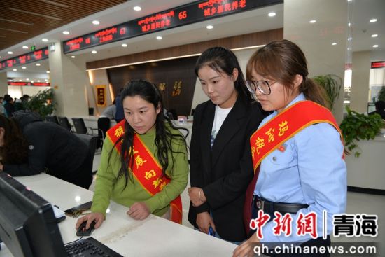 图为玛沁县企业代表“体验”涉税业务办理流程。卢美琳 摄 图为玛沁县企业代表“体验”涉税业务办理流程。卢美琳 摄