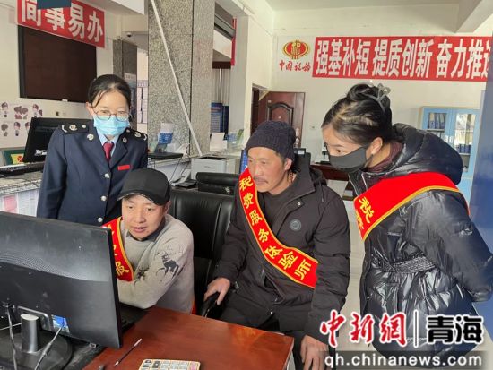 图为达日县“税费体验师”在税务部门后台系统操作进行模拟。张文科 摄 图为达日县“税费体验师”在税务部门后台系统操作进行模拟。张文科 摄
