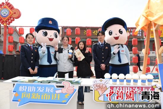 图为税务干部与大学生合影留念。 陈常蓉 摄 图为税务干部与大学生合影留念。 陈常蓉 摄