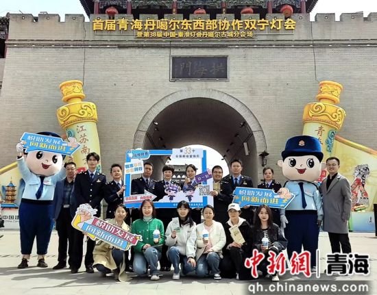 图为税务干部与游客合影留念。秦慧卿 摄 图为税务干部与游客合影留念。秦慧卿 摄