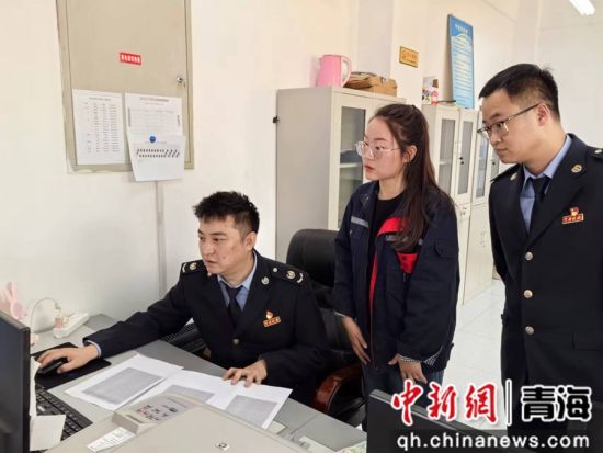 图为税务干部现场辅导企业会计纳税申报。严增萍 摄 图为税务干部现场辅导企业会计纳税申报。严增萍 摄