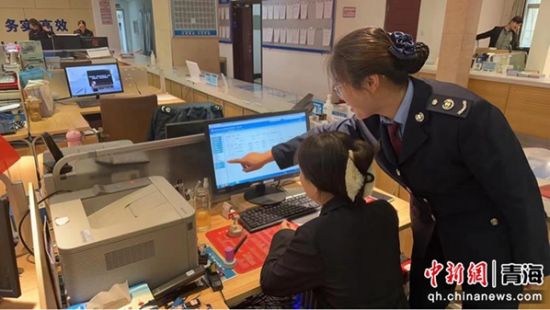 图为纳税人代表“沉浸式”体验税费服务流程。 张倩 摄 图为纳税人代表“沉浸式”体验税费服务流程。 张倩 摄