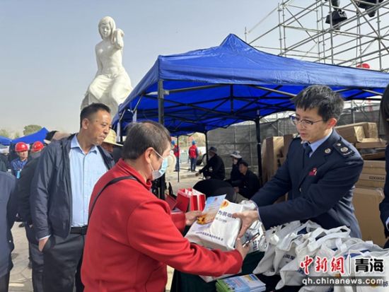 图为税务干部为纳税人送上税费优惠政。侯文静 摄 图为税务干部为纳税人送上税费优惠政。侯文静 摄