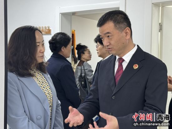 图为受邀代表与李昊德(右)交流。陈宗淇 摄 图为受邀代表与李昊德(右)交流。陈宗淇 摄