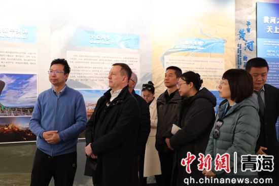 图为代表团参观三江源黄河源园区科普宣教馆。马军 摄