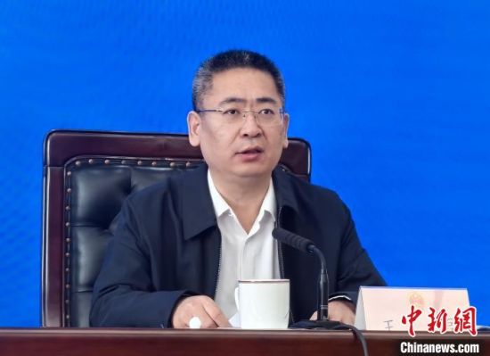 图为青海省应急管理厅党委委员、副厅长王磊介绍青海省安全生产工作情况。祁增蓓摄 图为青海省应急管理厅党委委员、副厅长王磊介绍青海省安全生产工作情况。祁增蓓摄