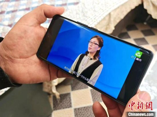 图为新农人通过网络学习农业知识。俞惠珍摄 图为新农人通过网络学习农业知识。俞惠珍摄
