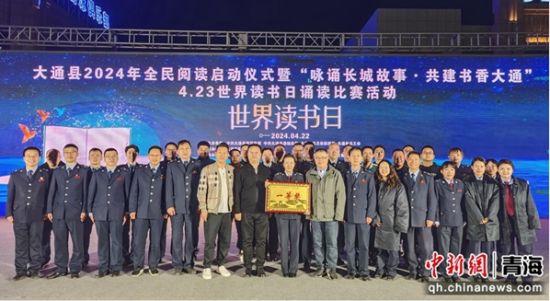 图为税务干部代表喜获朗诵比赛“一等奖”合影。 赵沛 摄 图为税务干部代表喜获朗诵比赛“一等奖”合影。 赵沛 摄