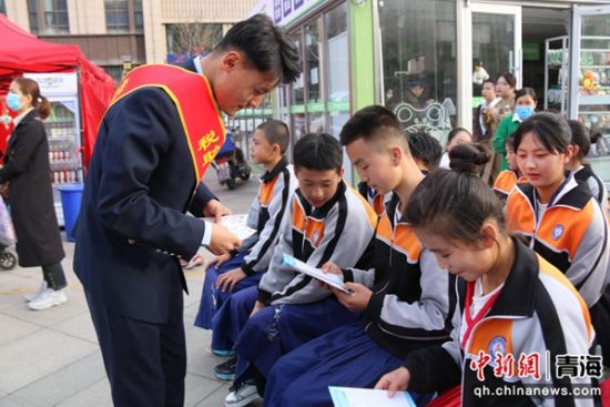图为大通县税务局干部为石山乡学校学生宣传税收知识。 侯婧摄 图为大通县税务局干部为石山乡学校学生宣传税收知识。 侯婧摄