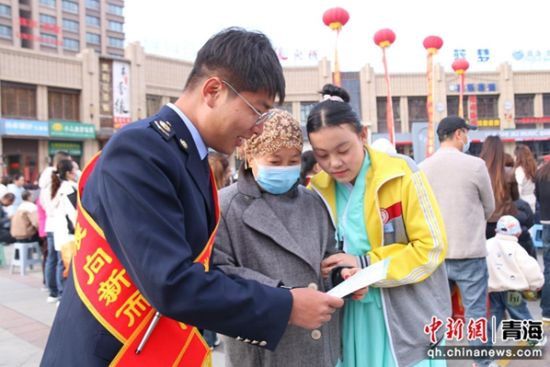 图为“兵兵宣传小分队”为现场群众宣讲医保优惠政策。张星辉摄 图为“兵兵宣传小分队”为现场群众宣讲医保优惠政策。张星辉摄