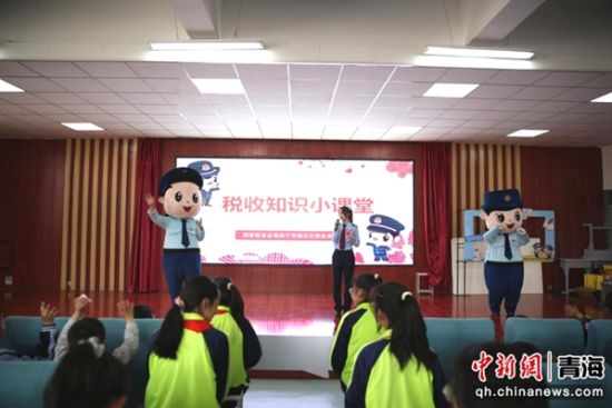 图为税务干部为学生讲授税收知识。刘露摄 图为税务干部为学生讲授税收知识。刘露摄