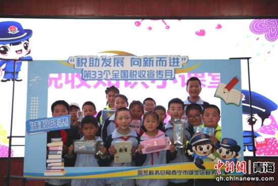 图为学生代表与宣传月相框合影。刘露摄 图为学生代表与宣传月相框合影。刘露摄