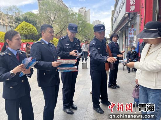 图为税务干部与公安干警共同向社区居民进行普法宣传。 岳琴琴 摄 图为税务干部与公安干警共同向社区居民进行普法宣传。 岳琴琴 摄
