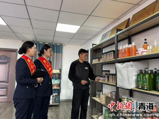 图为“税小谦政策服务团队”税收宣传进社区 。土天秀 摄 图为“税小谦政策服务团队”税收宣传进社区 。土天秀 摄