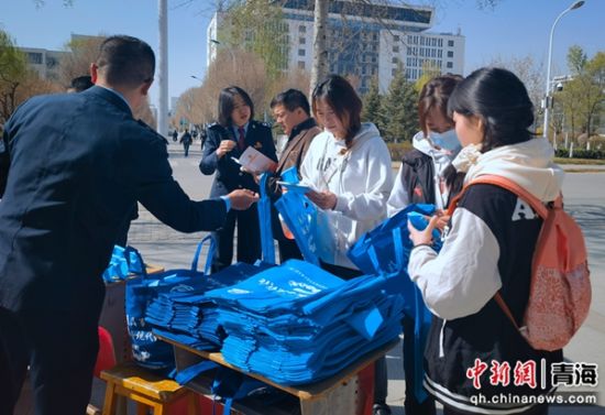 图为税务局工作人员向大学生发放宣传手册,现场讲解税收政策、税法知识。张海雯摄 图为税务局工作人员向大学生发放宣传手册,现场讲解税收政策、税法知识。张海雯摄