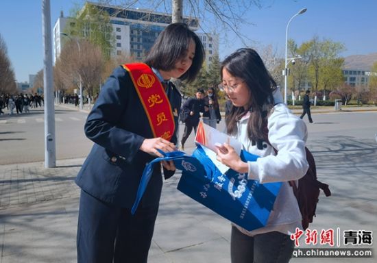 图为税务局工作人员向大学生发放宣传手册,现场讲解税收政策、税法知识。张海雯摄 图为税务局工作人员向大学生发放宣传手册,现场讲解税收政策、税法知识。张海雯摄