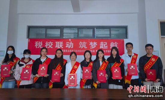 图为聘请的优秀大学生税收宣传员。张海雯摄 图为聘请的优秀大学生税收宣传员。张海雯摄