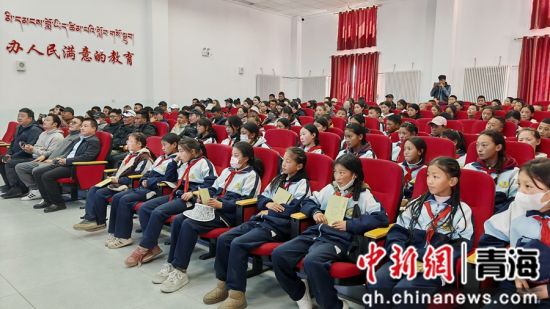 图为开展以“铸牢民族魂 共筑青春梦”为主题的中学学生专题培训班。阿桑 摄