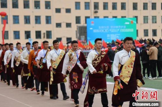图为身着藏族服饰的参赛队伍。张添福摄 图为身着藏族服饰的参赛队伍。张添福摄