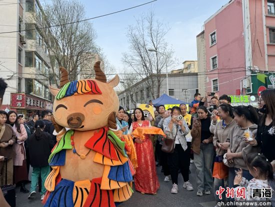 图为卡通人偶跟游客互动。祁绣娟 摄 图为卡通人偶跟游客互动。祁绣娟 摄
