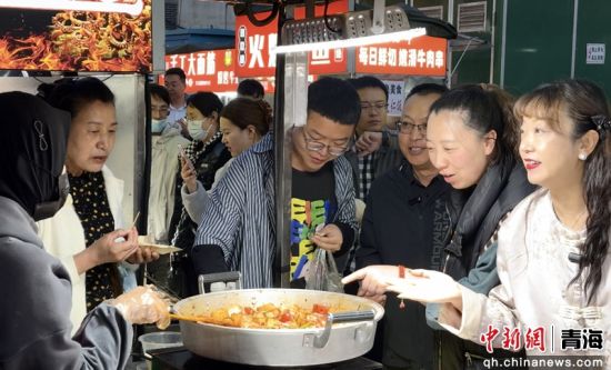 图为游客品尝美食。祁绣娟 摄 图为游客品尝美食。祁绣娟 摄