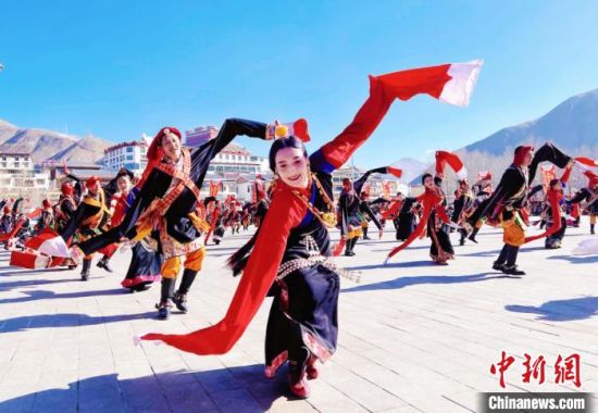 资料图为青海省玉树藏族自治州民众跳舞庆祝藏历新年。 马铭言摄 资料图为青海省玉树藏族自治州民众跳舞庆祝藏历新年。 马铭言摄