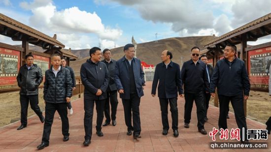 图为班果一行在果洛州开展调研工作。果洛州委统战部供图 图为班果一行在果洛州开展调研工作。果洛州委统战部供图